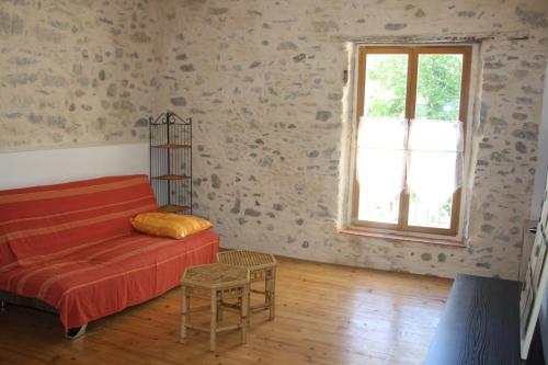 un salon avec un canapé et une fenêtre dans l'établissement Les cèdres, à Chalabre