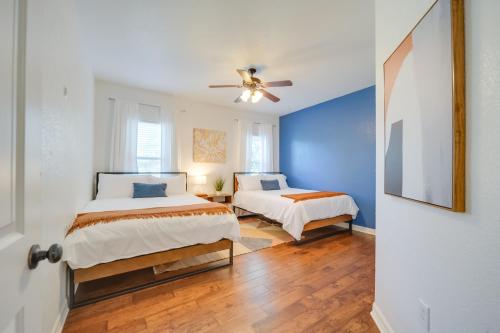 Ένα ή περισσότερα κρεβάτια σε δωμάτιο στο Luxe Canyon Lake Home with Gorgeous Lake Views!