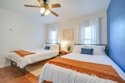 Ένα ή περισσότερα κρεβάτια σε δωμάτιο στο Luxe Canyon Lake Home with Gorgeous Lake Views!