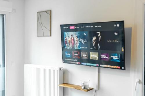 un téléviseur à écran plat accroché au mur dans l'établissement Peaceful stay near Pessac forest, à Pessac