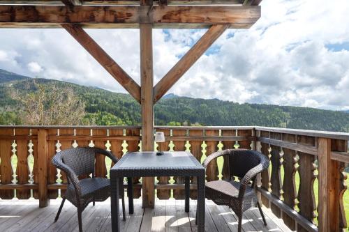 a table and chairs on the deck of a cabin at Huanzhof Ferienwohnung Lerch in Aldino