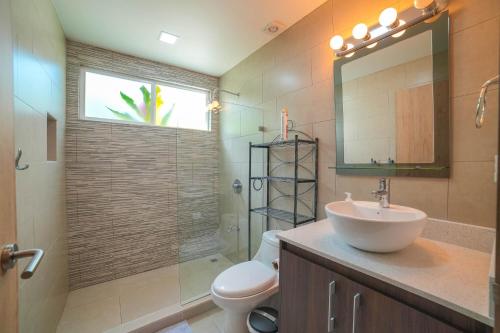 Koupelna v ubytování CR Luxury La Estancia Floresta #05 3 Bdrm