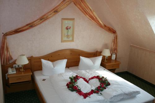 Een bed of bedden in een kamer bij Hotel Seewisch