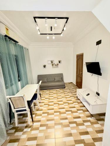 Μια τηλεόραση ή/και κέντρο ψυχαγωγίας στο The Modern Hideaway 10km from Airport