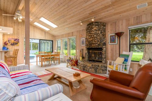 un soggiorno con divano e camino di Cozy Sea Ranch Family Home with Hot Tub a Sea Ranch