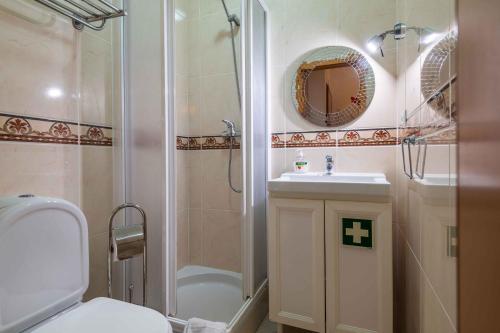 Et badeværelse på Bosque São José by Algarneto