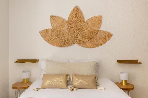 - une chambre avec un lit orné d'une grande fleur sur le mur dans l'établissement Travel Homes - The Pfeffel, 2m walk Little Venice, à Colmar