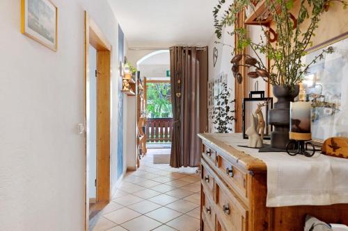 kuchnia ze stołem z rośliną w obiekcie Huanzhof Ferienwohnung Schwarzhorn w mieście Aldino