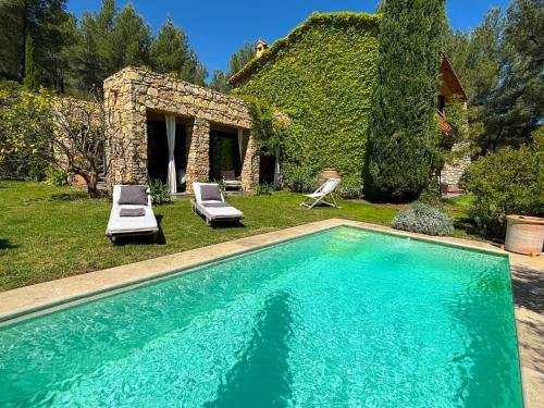 une piscine devant une maison dans l'établissement Villa Micéa, à Sanary-sur-Mer
