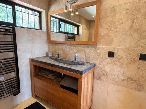 une salle de bain avec un lavabo et un miroir dans l'établissement Villa Micéa, à Sanary-sur-Mer