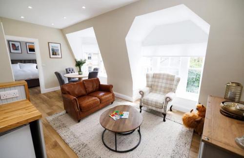a living room with a couch and a table at Cosy Apartment in the Heritage Quarter - Sleeps 2 in Dunfermline