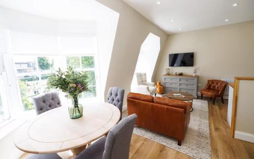 a living room with a table and chairs at Cosy Apartment in the Heritage Quarter - Sleeps 2 in Dunfermline