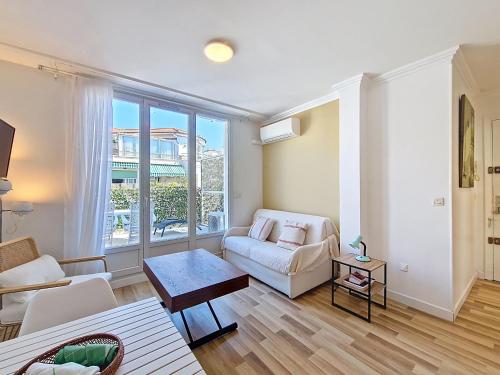 un salon avec un canapé et une table dans l'établissement Nestor&Jeeves - CASA SOLANA - Terrace - Central, à Nice