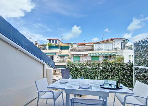 - un balcon avec une table et des chaises dans l'établissement Nestor&Jeeves - CASA SOLANA - Terrace - Central, à Nice