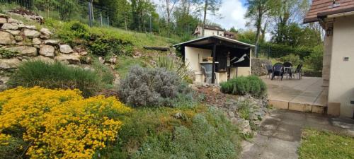Vonkajšia záhrada v ubytovaní LE MACHAON , Gîte rural *** avec espace piscine privé