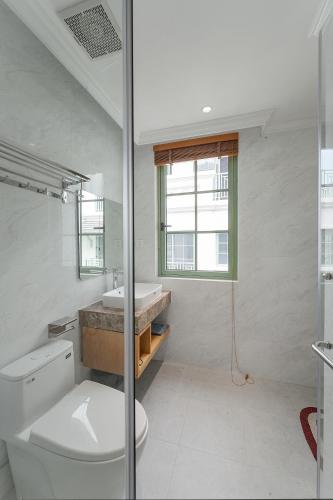 a bathroom with a toilet and a sink at La isla Apartments & Villas - Sea View & Fireworks Phu Quoc in Phu Quoc