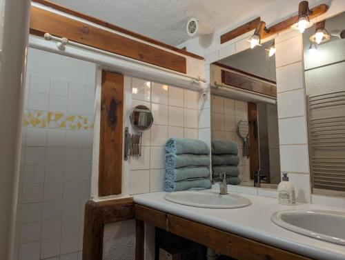 une salle de bain avec un lavabo et un miroir dans l'établissement La Bergerie de Lorette - Au Cœur du Luberon, à Bonnieux