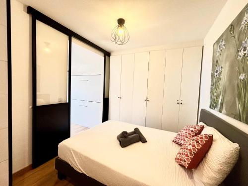 une chambre avec un lit avec deux oreillers dessus dans l'établissement Casamea - Vue Mer, Terrasse, 5 min plage, Clim, à Ajaccio