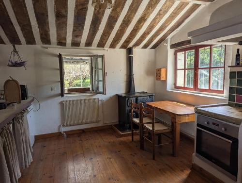 - une cuisine avec une table en bois et une cuisinière dans l'établissement La Bergerie de Lorette - Au Cœur du Luberon, à Bonnieux
