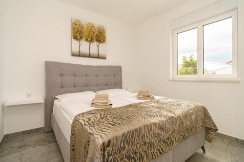 Ένα ή περισσότερα κρεβάτια σε δωμάτιο στο Apartmani Dujak 2