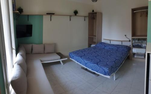 un salon avec un lit et un canapé dans l'établissement studio à 5 minute à pieds de la mer, à Sanary-sur-Mer