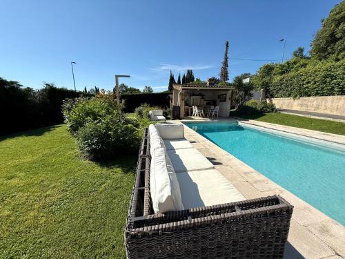 Un appartement 2 pièces dans une villa avec piscine et parking