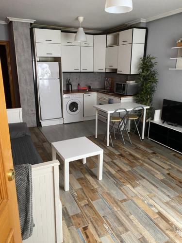 Apartamentos Viva Leónにあるキッチンまたは簡易キッチン