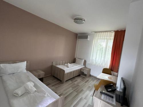 a small room with a bed and a sink at Motel Dacia in Sebeş