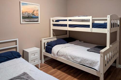 Postel nebo postele na pokoji v ubytování Coastal Condo with Pool, 1 Block to Wildwood Beach!