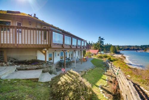 una casa con vista al agua en Waterfront PNW Escape with Deck and Beach Access!, en Port Hadlock