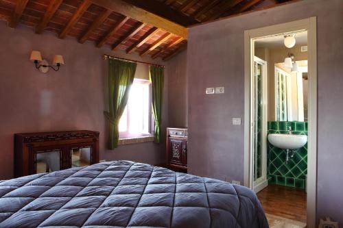 - une chambre avec un lit et une salle de bains pourvue d'un lavabo dans l'établissement Casa Fontanino, à Altopascio