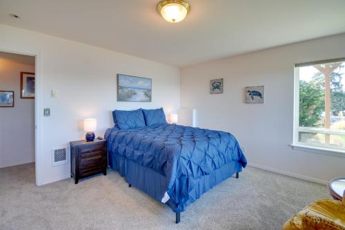 Cama o camas de una habitación en Waterfront PNW Escape with Deck and Beach Access!