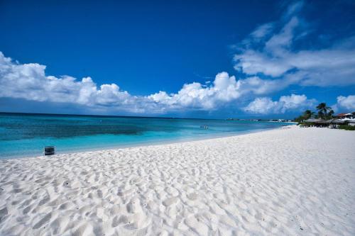 Cozy Studio Steps from the Beach