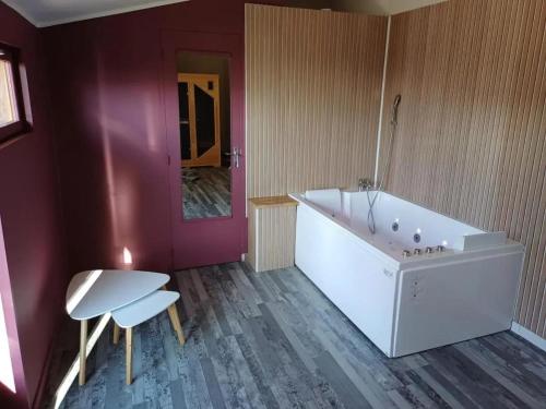 Ένα ή περισσότερα κρεβάτια σε δωμάτιο στο Chalet avec bain à remous à Saint-Loup-Terrier