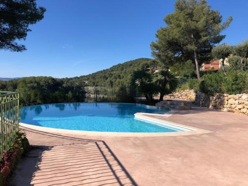 une grande piscine dans une cour avec une clôture dans l'établissement Le Dramont, sea view, pool, 4-5 people, air conditioning , Wi-Fi, à Saint-Raphaël