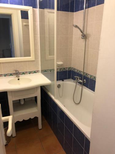 une salle de bain avec une baignoire, un lavabo et une douche dans l'établissement Le Dramont, sea view, pool, 4-5 people, air conditioning , Wi-Fi, à Saint-Raphaël