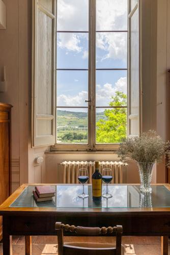 Φωτογραφία από το άλμπουμ του B&B in an 1800s Frescoed Villa with Panoramic Solarium and Historic Park - Villa Mastrangelo σε Colli del Tronto