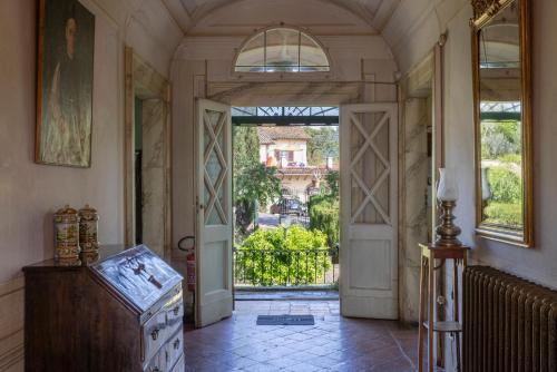 Κήπος έξω από το B&B in an 1800s Frescoed Villa with Panoramic Solarium and Historic Park - Villa Mastrangelo