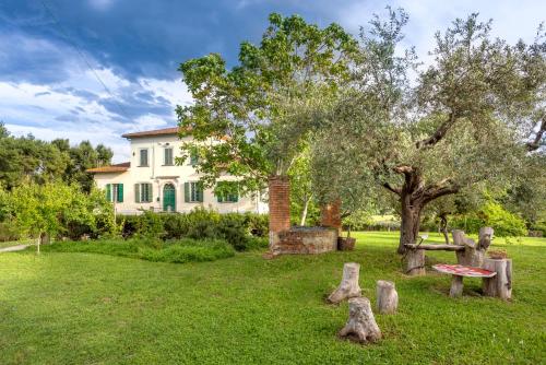 Κήπος έξω από το B&B in an 1800s Frescoed Villa with Panoramic Solarium and Historic Park - Villa Mastrangelo