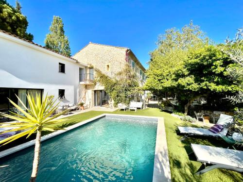 une piscine dans l'arrière-cour d'une maison dans l'établissement Maison Florence Ivakno, à Coudoux