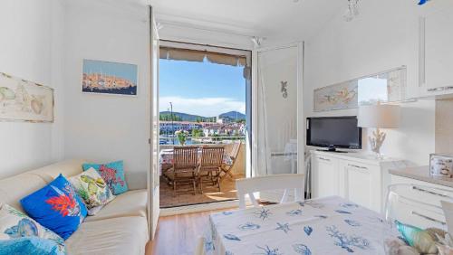 d'un salon avec un canapé et une vue sur un balcon. dans l'établissement CASA LUNA - sur les canaux de Port-grimaud, à Grimaud