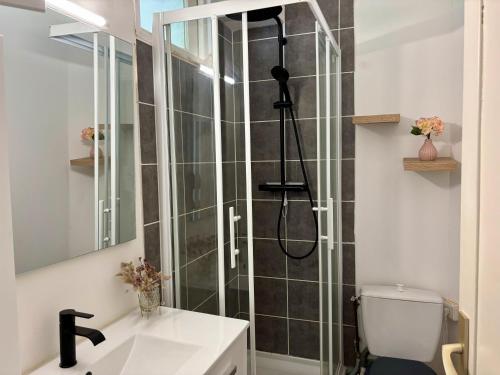 une salle de bain avec une douche avec des toilettes et un lavabo dans l'établissement Ty Foch, à Lorient
