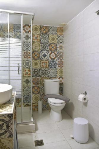 a bathroom with a toilet and a shower and a sink at Pension 2Be in Nafplio