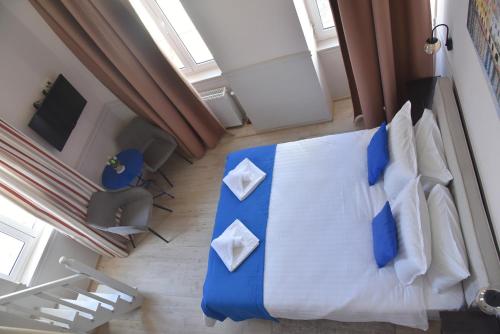an overhead view of a bedroom with a large bed at Pension 2Be in Nafplio