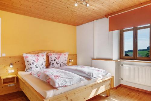 a bedroom with a bed and a window at Ferienwohnung Haus Brunner in Grafenhausen
