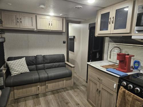 Kuchyň nebo kuchyňský kout v ubytování Freedom Express RV