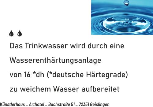 a screenshot of a text message about a water drop at Künstlerhaus Arthotel in Geislingen