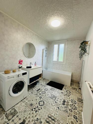 une salle de bain avec une machine à laver et un lavabo dans l'établissement Studio Lumineux avec Balcon - Proche Gare & Centre, à Montargis
