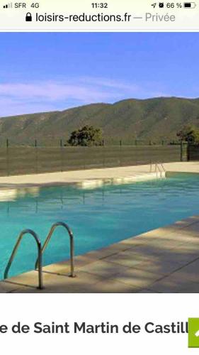 une photo d'une piscine avec des montagnes en arrière-plan dans l'établissement Lubéron Grde Maison de village avec terrasse 4 chambres doubles, à Saint-Martin-de-Castillon