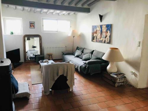 un salon avec un canapé et une table dans l'établissement Lubéron Grde Maison de village avec terrasse 4 chambres doubles, à Saint-Martin-de-Castillon
